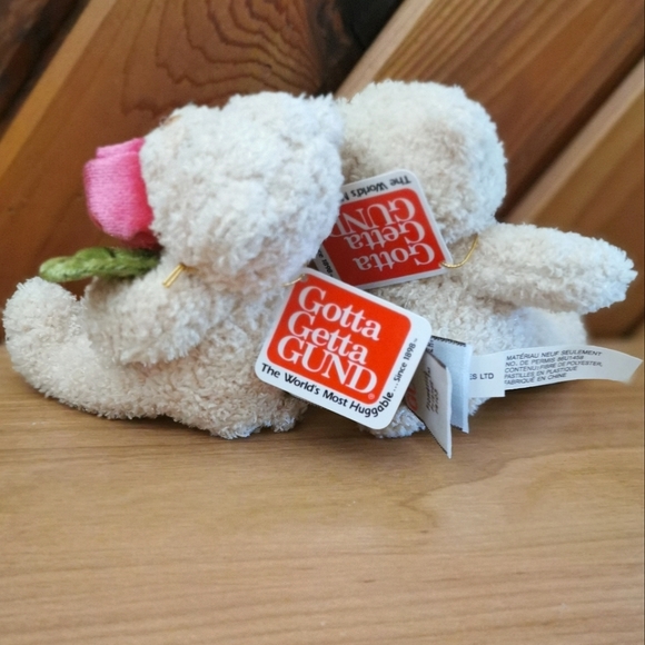 Adorable Teddy Bears With Roses - Picture 3 of 3